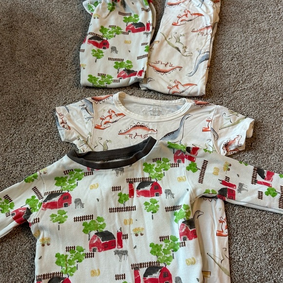 2 sets of boys pjs 5t - Picture 3 of 4